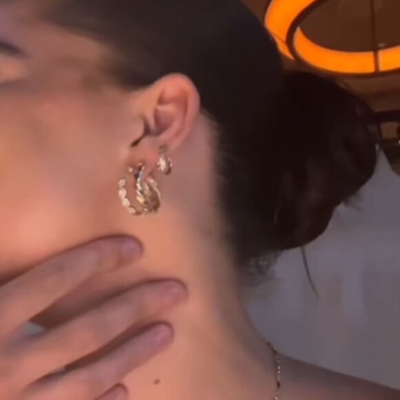 Gold hoop earrings - Picture 1 of 1